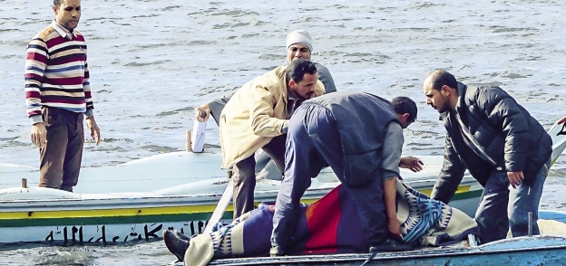 الأهالى أثناء محاولات إنقاذ ضحايا معدية كفر الشيخ «صورة أرشيفية»