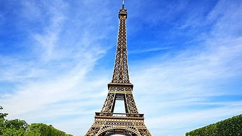 برج إيفل بالعاصمة الفرنسية باريس