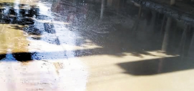 مياه الشرب تغرق شوارع قرية «دمشلى»