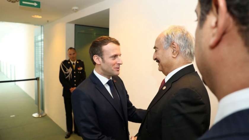 قائد الجيش الليبي خليفة حفتر مع الرئيس الفرنسي إيمانويل ماكرون