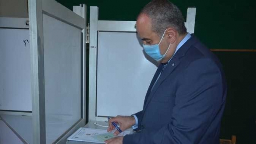 وزير الطيران يدلي بصوته في انتخابات الشيوخ بمصر الجديدة