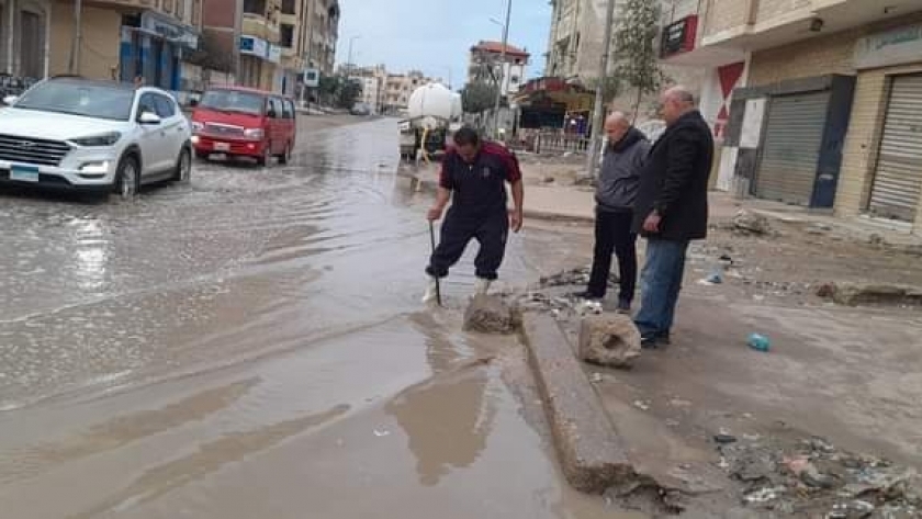 ازالة مياه الأمطار من شوارع العريش