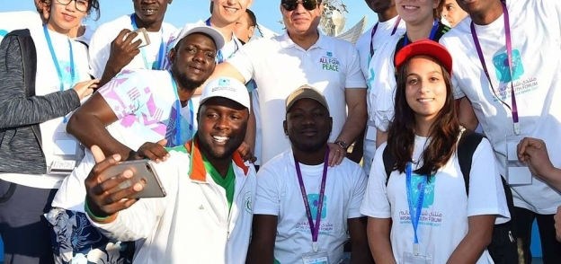 الرئيس السيسي مع عدد من الشباب الأفارقة المشاركين بمنتدى شباب العالم