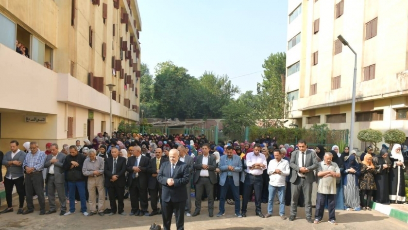 الدكتور محمد عثمان الخشت- رئيس جامعة القاهرة يؤدي صلاة الغائب علي الطالبة لمياء