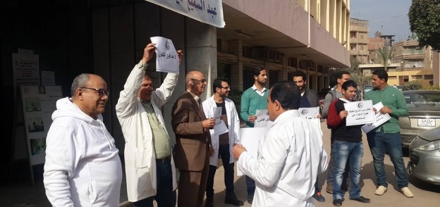 بالصور| وقفة احتجاجية صامتة للعشرات من أطباء الفيوم ضمن "وقفات الكرامة"