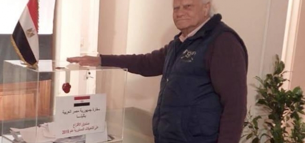 مصري تسعيني يحرص على الإدلاء بصوته في استفتاء التعديلات الدستورية بالسفارة المصرية في أثينا.