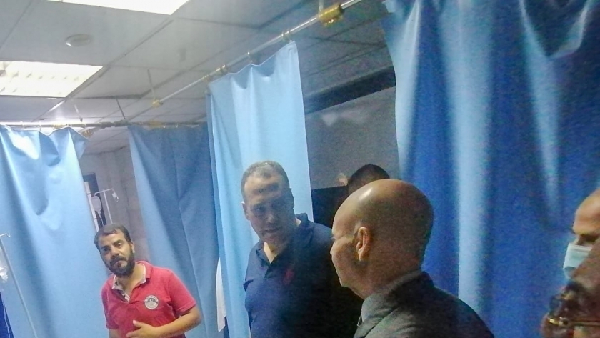 وكيل وزارة الصحة بالشرقية يطمئن على حالات النزلات المعوية بمستشفى ديرب نجم