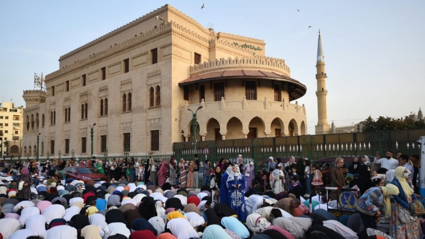 الآلاف يؤدون صلاة العيد الكبير