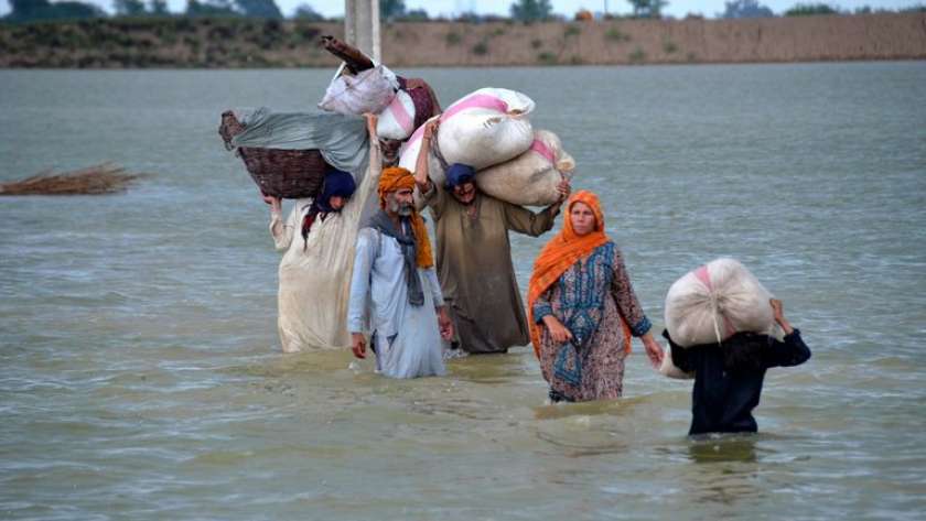 قرويون يغادرون منازلهم بعدما دمرتها الفيضانات في باكستان