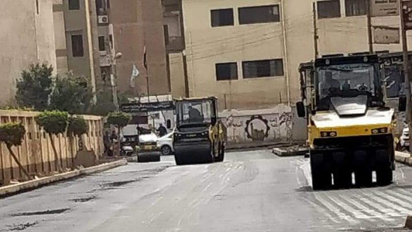 محافظ الغربية يوجه باستمرار أعمال خطة الرصف والنظافة بشوارع المحلة