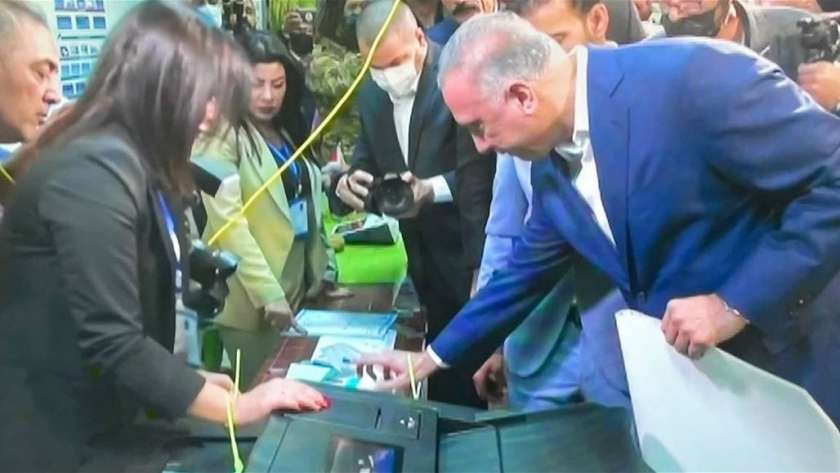 الكاظمي يدلي بصوته في الانتخابات البرلمانية المبكرة في العراق