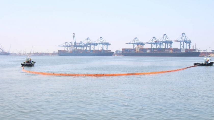 تدريب عملي لمكافحة تلوث بحري بميناء دمياط