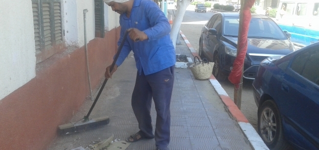عمال النظافة يواصلون عملهم فى العيد