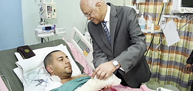 على عبدالعال خلال زيارته للنقيب محمد الحايس فى المستشفى أمس