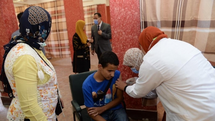 جانب من تلقي المواطنين للقاح كورونا