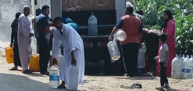 محافظة الجيزة توزع مياه الشرب النقية على الاهالي
