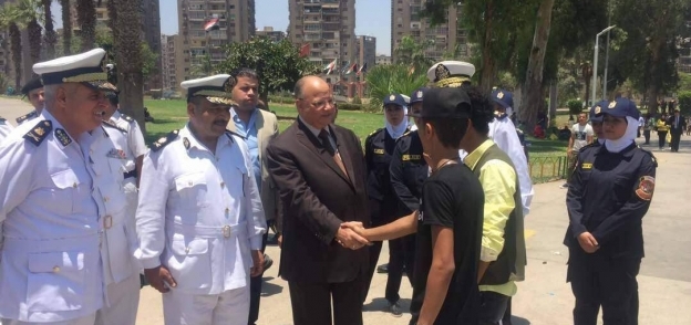 مدير أمن القاهرة أثناء تهئنة المواطنين بالعيد