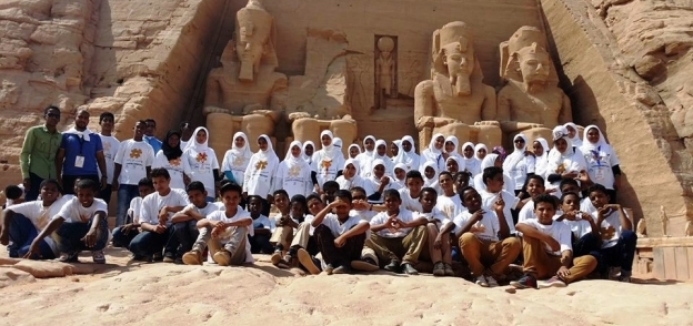 100 طالب يشاركون في نظافة معبد أبو سمبل قبل "تعامد الشمس"