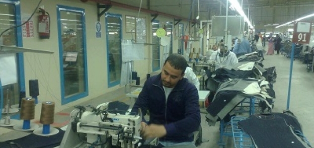 أحد العمال الأجانب داخل مصنع ببورسعيد