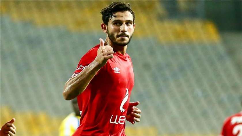 حمدي فتحي لاعب خط الوسط في النادي الأهلي