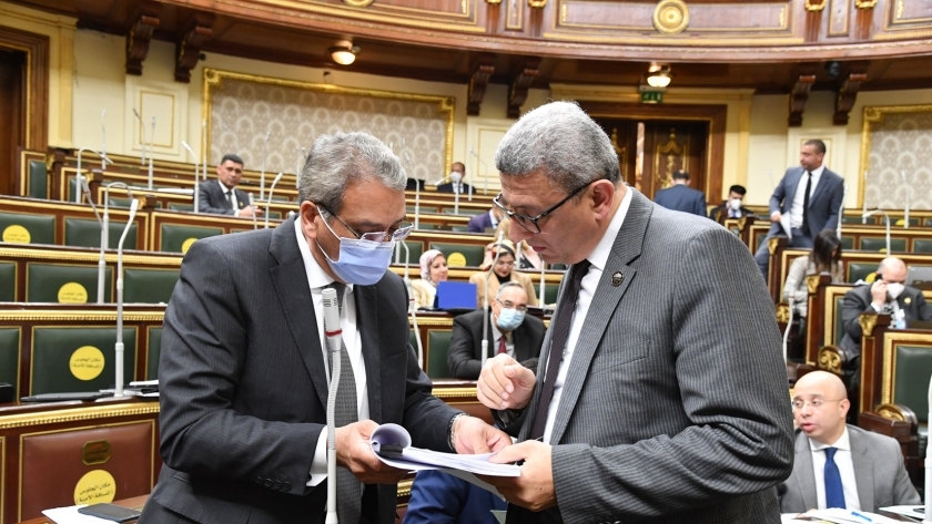 مشاورات بين البرلمان والحكومة داخل قاعة مجلس النواب