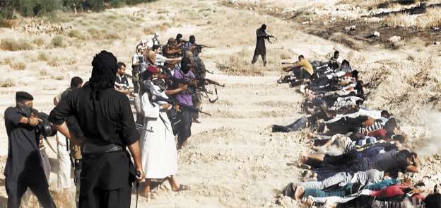 مسلحو «داعش» أثناء إعدام معارضيهم «بالرصاص» «صورة أرشيفية»