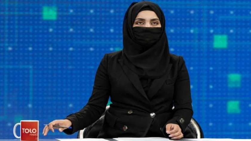 إحدى المذيعات الأفغانيات تظهر على الشاشة مرتدية النقاب