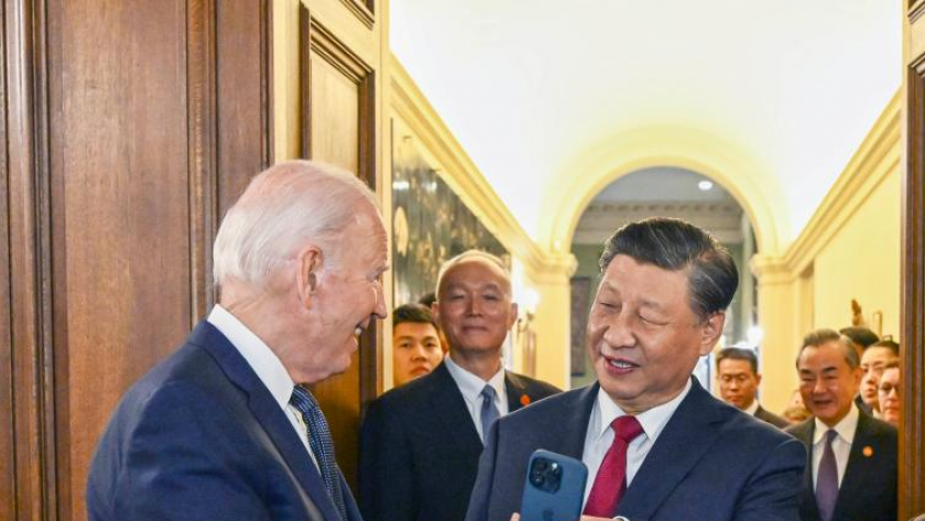 الرئيس الصيني يشاهد صورته على هاتف بايدن