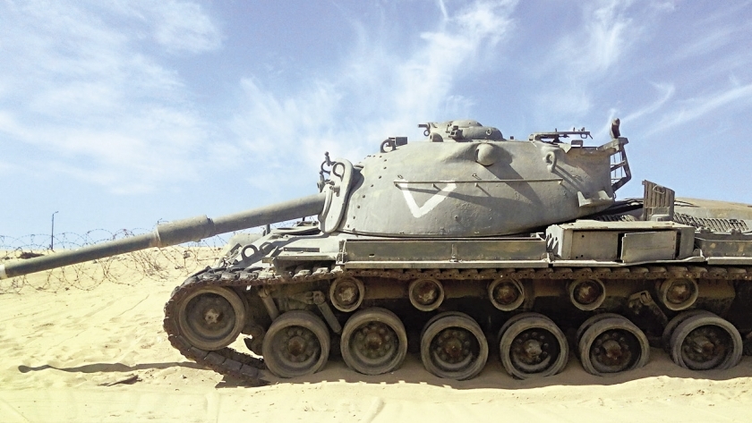 دبابة محطمة أمام مركز إدارة أعمال القطاع الأوسط الإسرائيلى