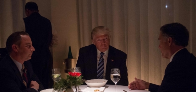 «ترامب» يتناول العشاء مع «ميت رومنى» فى نيويورك أمس الأول «أ.ف.ب»