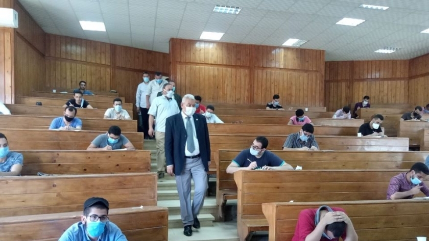 عميد كلية الشريعة والقانون بأسيوط يتفقد لجان امتحانات الفرق النهائية بالكلية