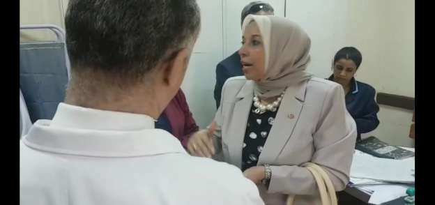 الدكتورة سهير عبد الحميد رئيس هيئة التامين الصحى فى احدى الجولات