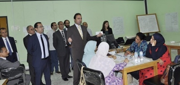 الدكتور محمد عمر خلال لقائه مع عدد من المدرسين