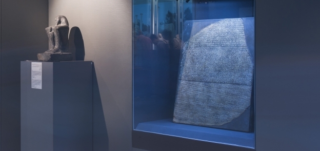 متحف الآثار بمكتبة الإسكندرية يعرض نموذج طبق الأصل من حجر رشيد  