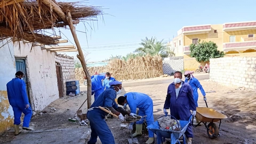 فرق النظافة خلال رفع المخلفات من شوارع سيوة