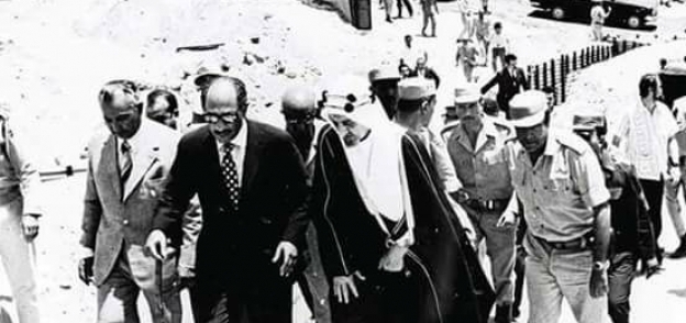 الملك فيصل والرئيس السادات فوق حطام خط بارليف