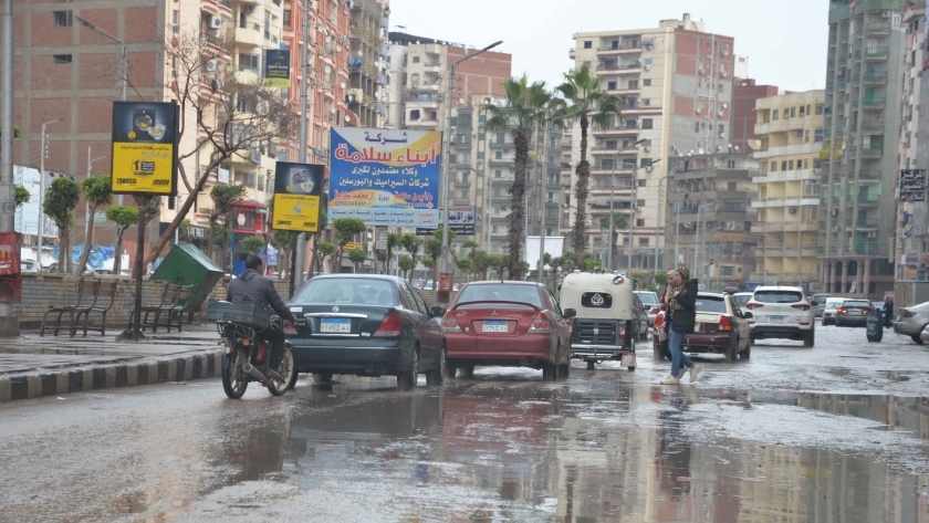 شوارع المنصورة غرقت بسبب غزارة الأمطار