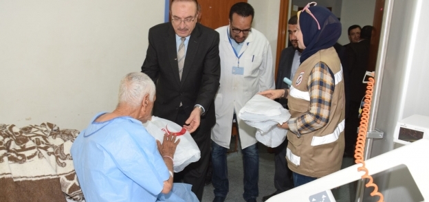 محافظ بني سويف يوزع الهدايا على مرضى المستشفى العام بمناسبة العيد