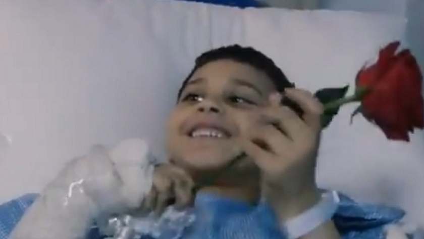 الطفل المصري عبدالعزيز بالمستشفى