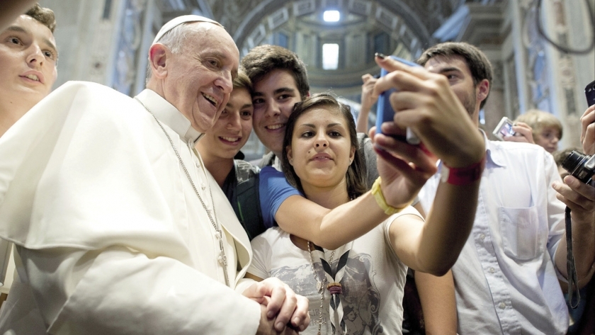 البابا فرنسيس يلتقط صورة سيلفي مع بعض الشباب