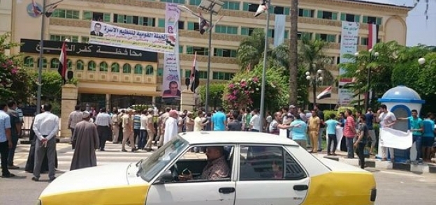 بالصور | مسيرة احتجاجية لأهالي إحدى القرى بكفر الشيخ بعد مصرع شاب صعقا بالكهرباء