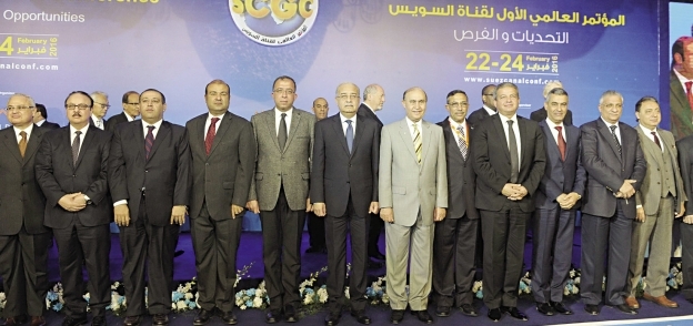 شريف إسماعيل وعدد من الوزراء خلال افتتاح المؤتمر العالمى الأول لقناة السويس