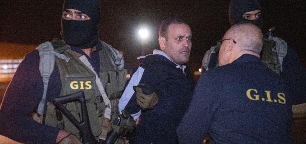 الإرهابي هشام عشماوي عقب إلقاء القبض عليه "صورة أرشيفية"