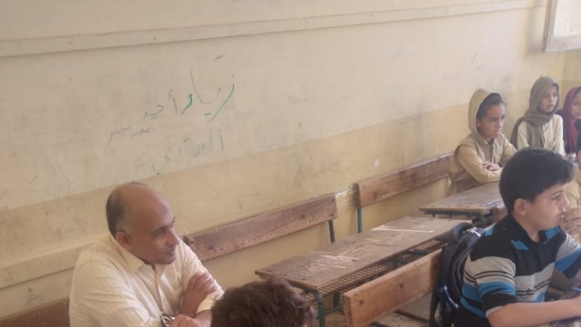 وكيل وزارة التربية والتعليم بمطروح خلال متابعة مدرسة أبومرقيق