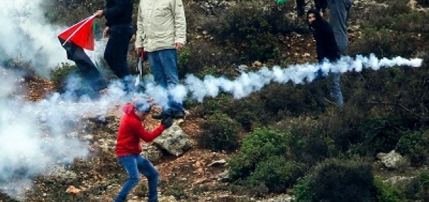 فلسطينيون يواجهون رصاص الاحتلال بصدور عارية