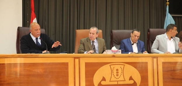 محافظ كفر الشيخ خلال لقاءه مع التنفيذين