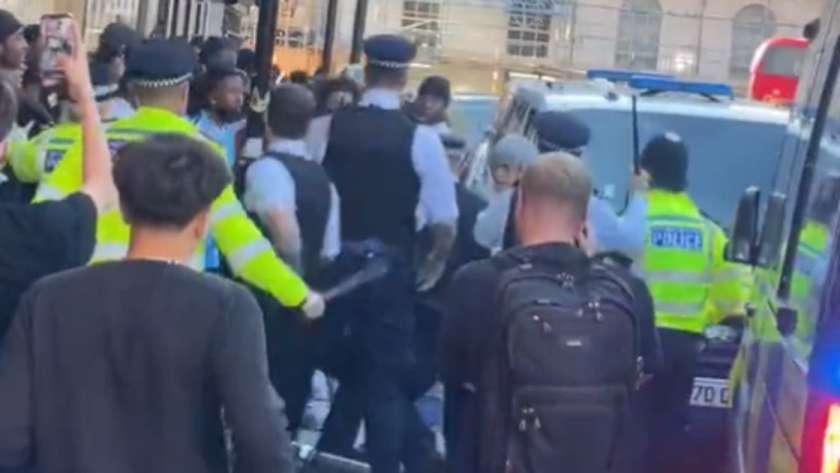 مئات المراهقين يغزون شارع أكسفورد في لندن لسرقة المتاجر