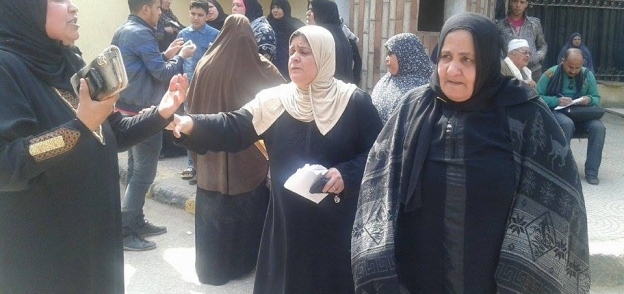 زوجات أمناء الشرطة المحبوسين تواصلن اعتصامهن بالشرقية