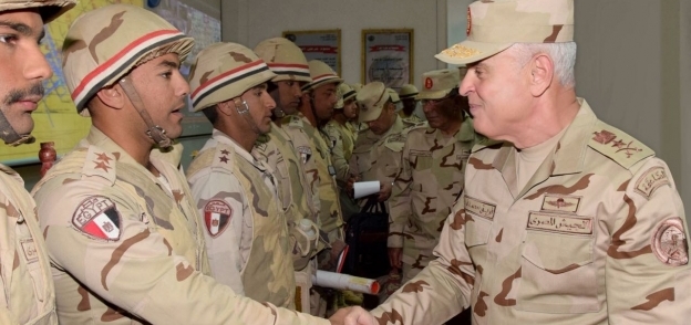رئيس أركان حرب القوات المسلحة يشهد تدريب  الجيش الثانى الميدانى