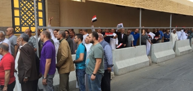 الجالية المصرية بالسعودية أمام السفارة للأدلاء بأصواتهم